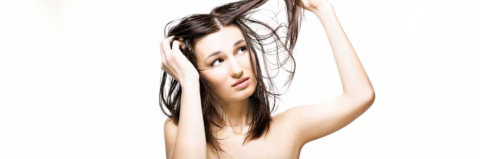Come rimediare ai capelli secchi, aridi e sfibrati
